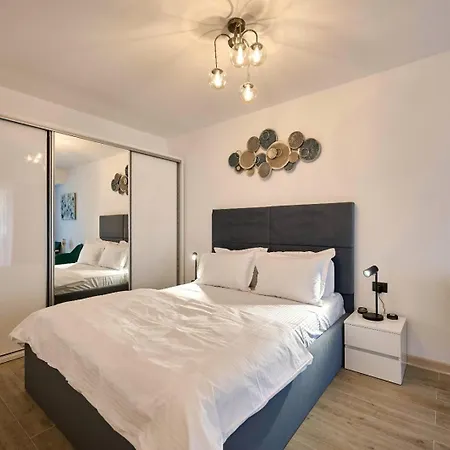 Cleo Infinity Alz Apartment *